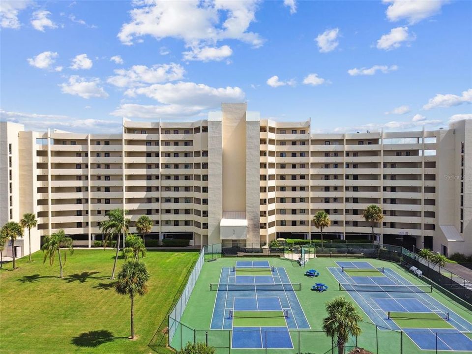 For Sale: $375,000 (2 beds, 2 baths, 950 Square Feet)