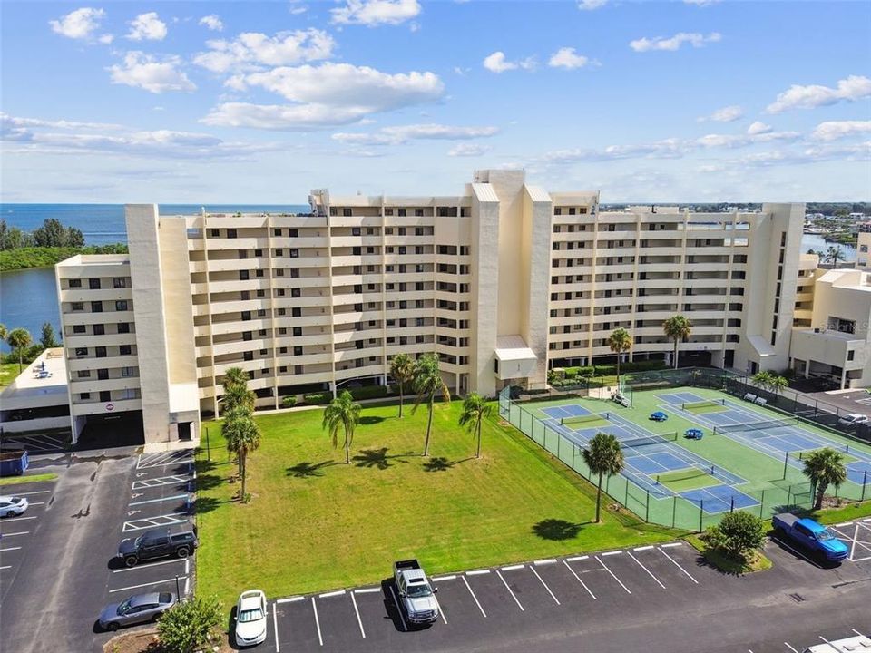 For Sale: $375,000 (2 beds, 2 baths, 950 Square Feet)