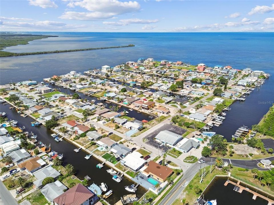 For Sale: $375,000 (2 beds, 2 baths, 950 Square Feet)