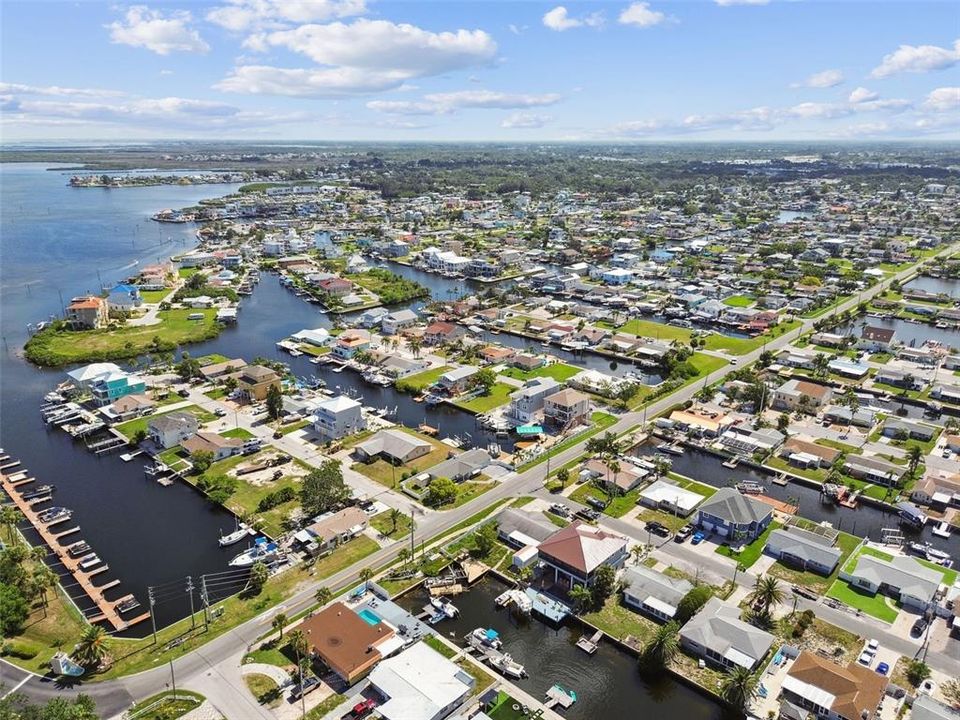 For Sale: $375,000 (2 beds, 2 baths, 950 Square Feet)