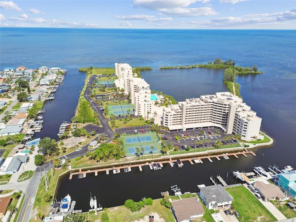 For Sale: $375,000 (2 beds, 2 baths, 950 Square Feet)