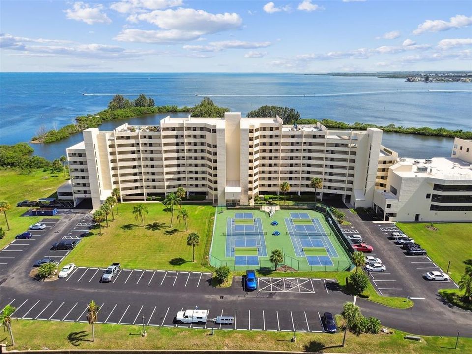 For Sale: $375,000 (2 beds, 2 baths, 950 Square Feet)