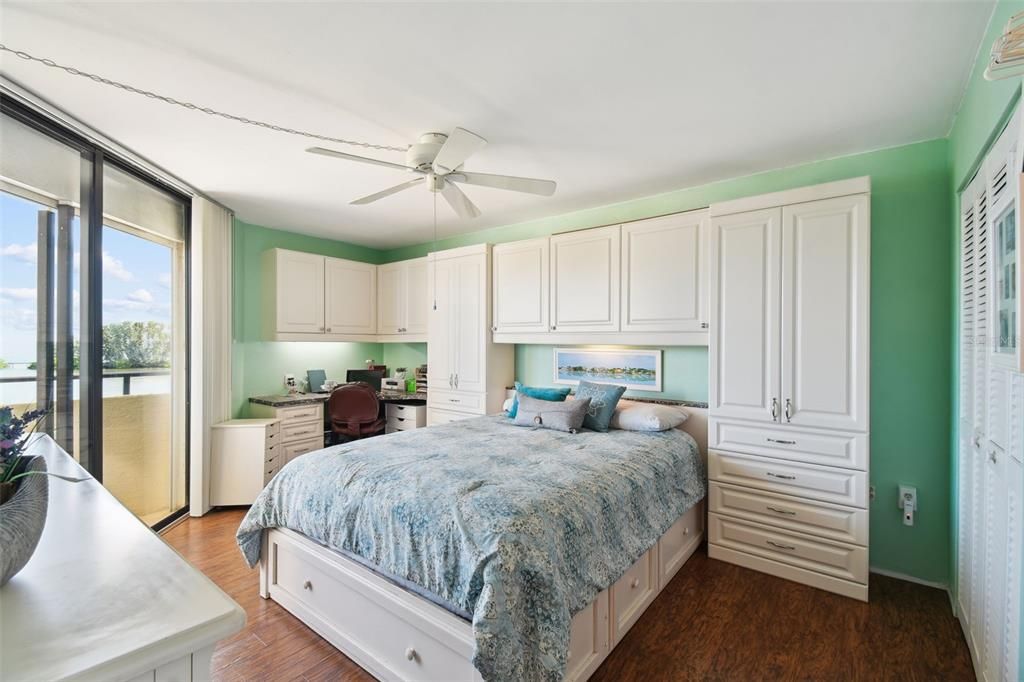 For Sale: $375,000 (2 beds, 2 baths, 950 Square Feet)