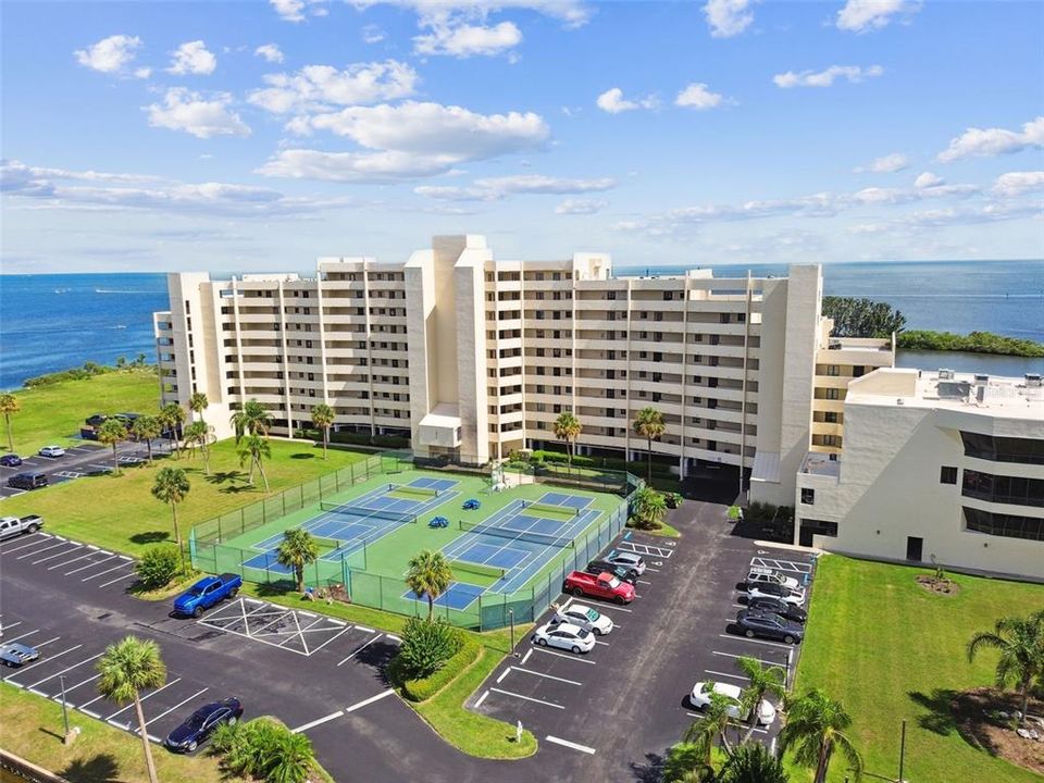 For Sale: $375,000 (2 beds, 2 baths, 950 Square Feet)