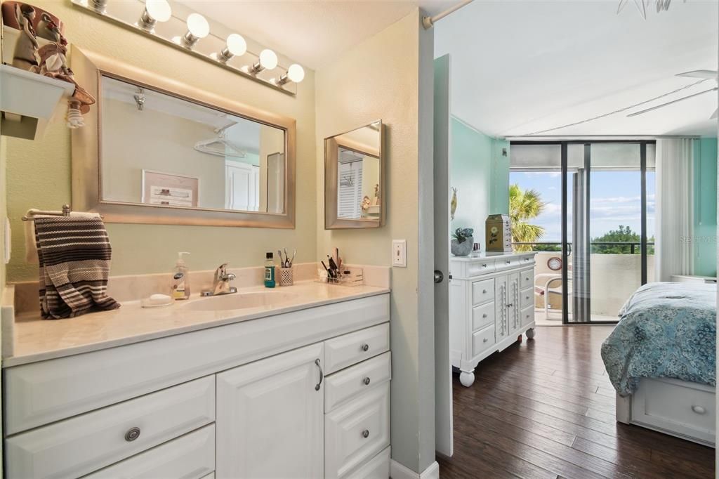 For Sale: $375,000 (2 beds, 2 baths, 950 Square Feet)