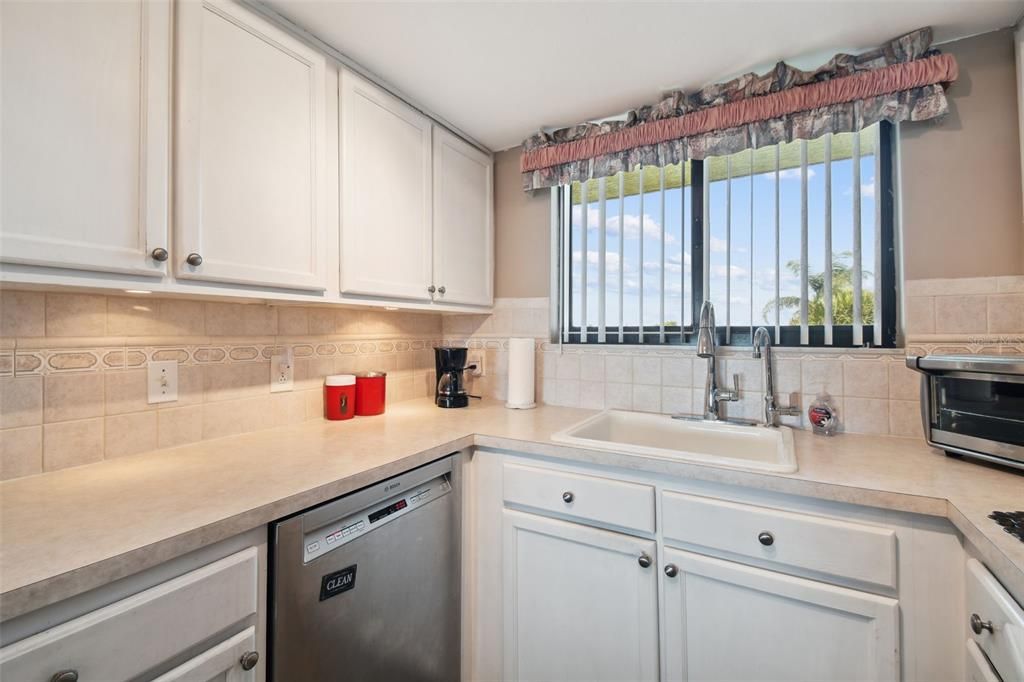 For Sale: $375,000 (2 beds, 2 baths, 950 Square Feet)