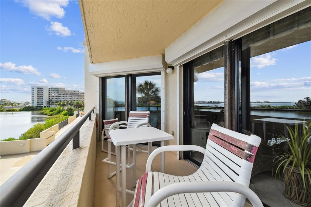 For Sale: $375,000 (2 beds, 2 baths, 950 Square Feet)