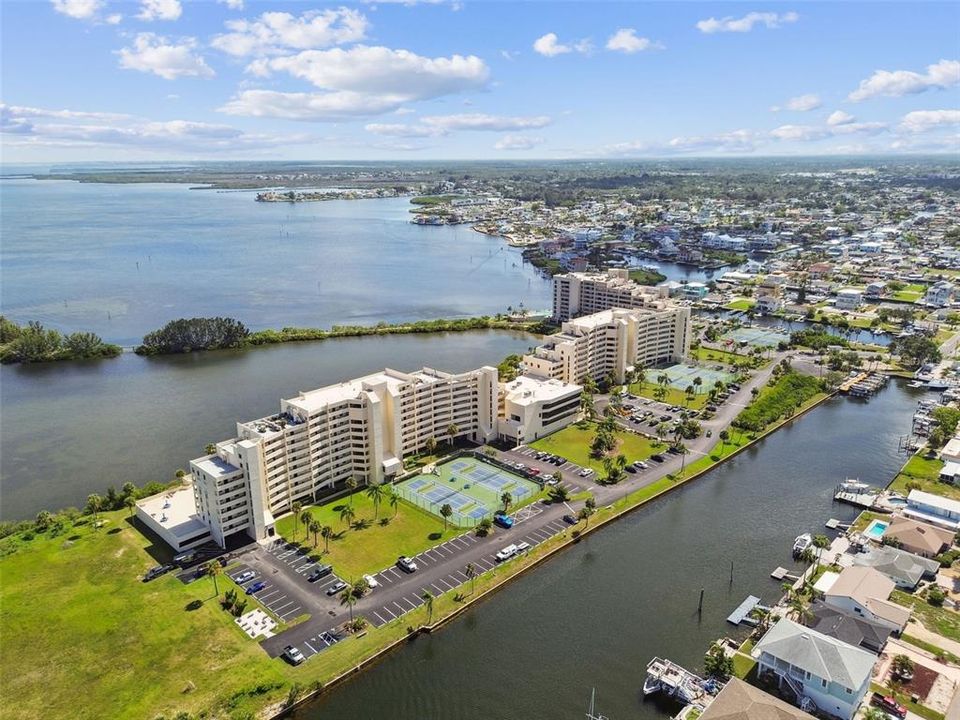 For Sale: $375,000 (2 beds, 2 baths, 950 Square Feet)