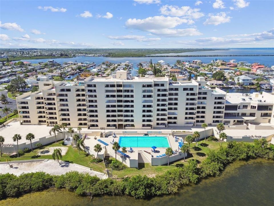 For Sale: $375,000 (2 beds, 2 baths, 950 Square Feet)