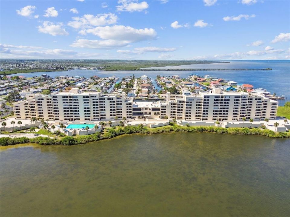 For Sale: $375,000 (2 beds, 2 baths, 950 Square Feet)