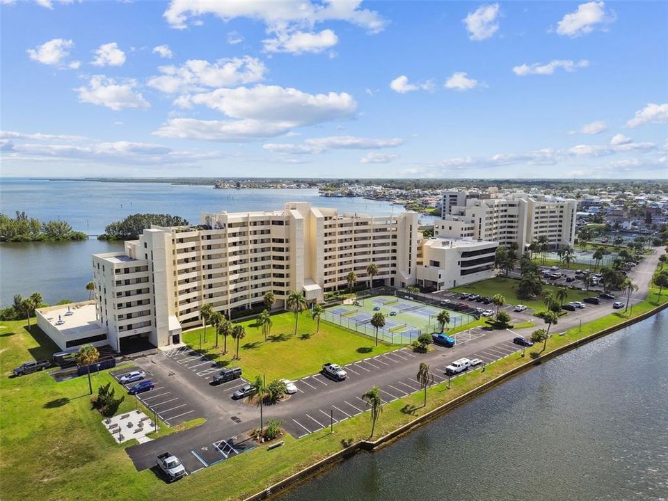 For Sale: $375,000 (2 beds, 2 baths, 950 Square Feet)