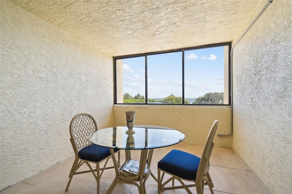 For Sale: $375,000 (2 beds, 2 baths, 950 Square Feet)