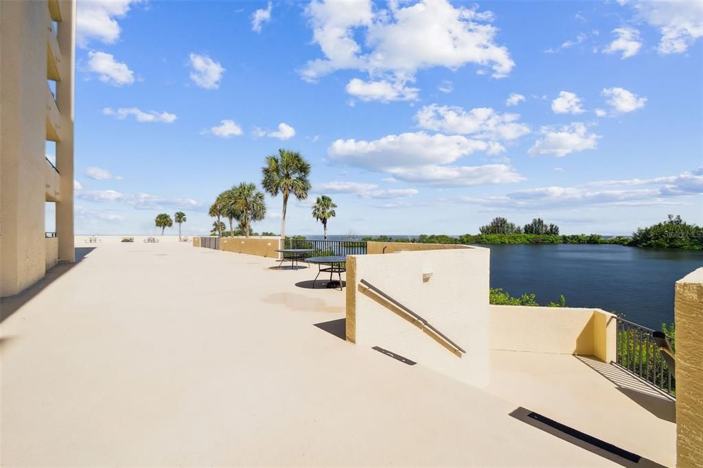 For Sale: $375,000 (2 beds, 2 baths, 950 Square Feet)