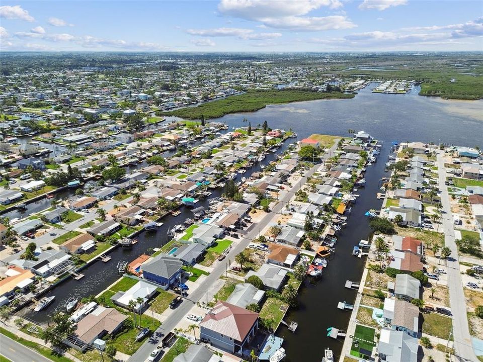 For Sale: $375,000 (2 beds, 2 baths, 950 Square Feet)