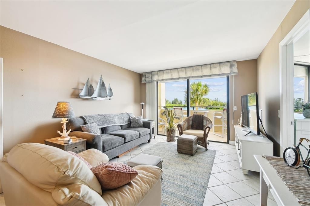 For Sale: $375,000 (2 beds, 2 baths, 950 Square Feet)