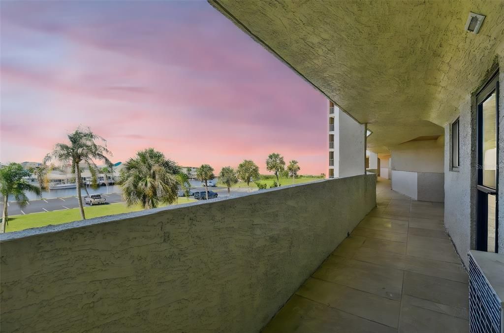 For Sale: $375,000 (2 beds, 2 baths, 950 Square Feet)