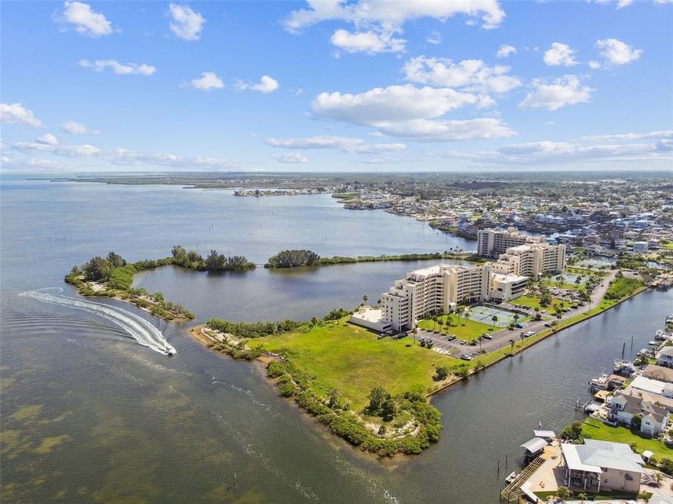 For Sale: $375,000 (2 beds, 2 baths, 950 Square Feet)