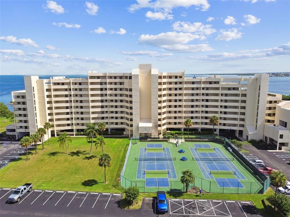 For Sale: $375,000 (2 beds, 2 baths, 950 Square Feet)