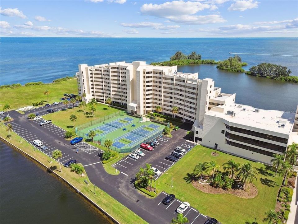 For Sale: $375,000 (2 beds, 2 baths, 950 Square Feet)