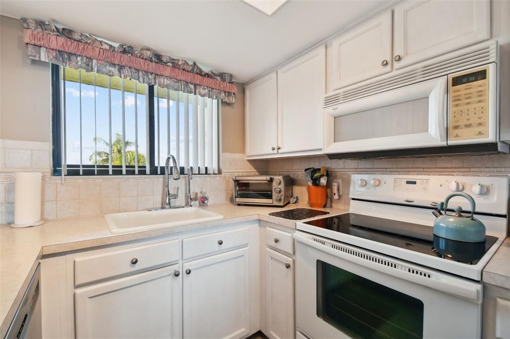 For Sale: $375,000 (2 beds, 2 baths, 950 Square Feet)