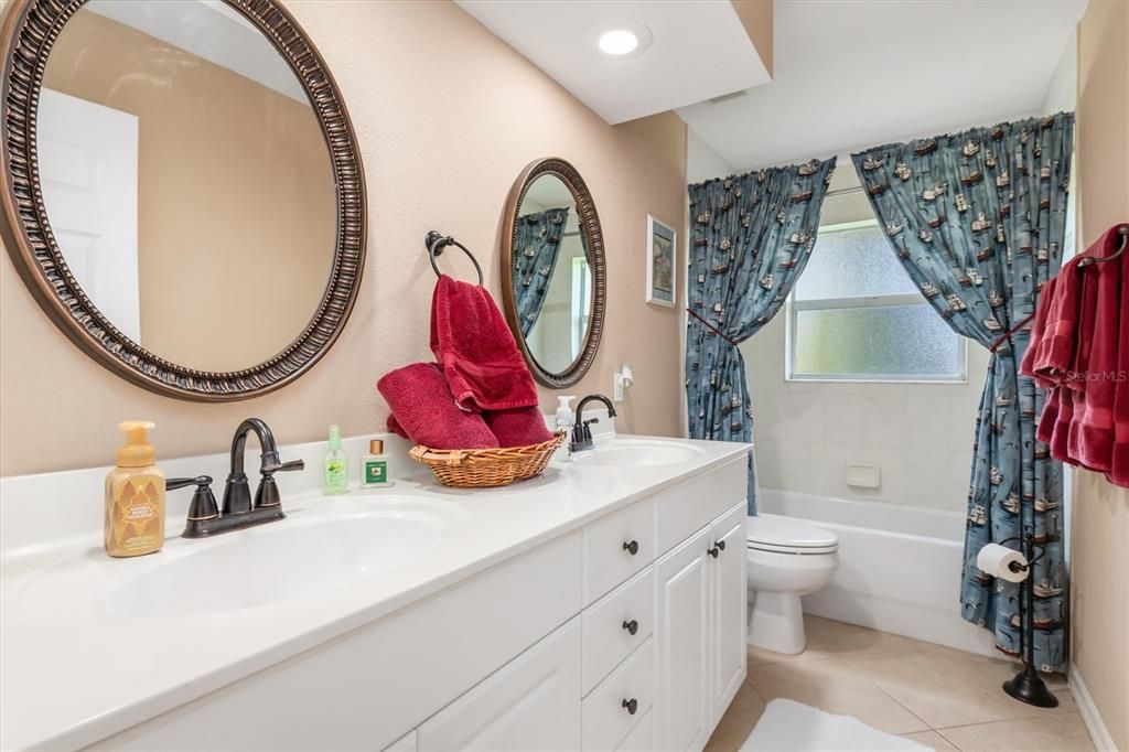 Под контрактом: $374,900 (3 спален, 2 ванн, 1596 Квадратных фут)