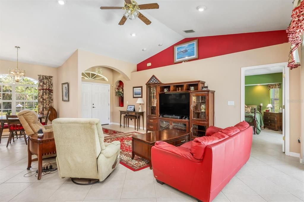 Под контрактом: $374,900 (3 спален, 2 ванн, 1596 Квадратных фут)