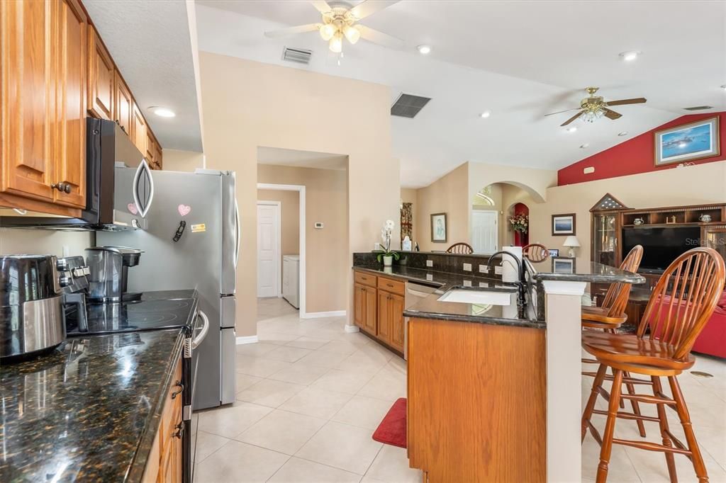 Под контрактом: $374,900 (3 спален, 2 ванн, 1596 Квадратных фут)