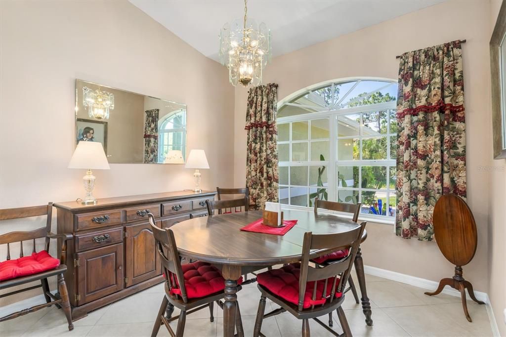 Под контрактом: $374,900 (3 спален, 2 ванн, 1596 Квадратных фут)