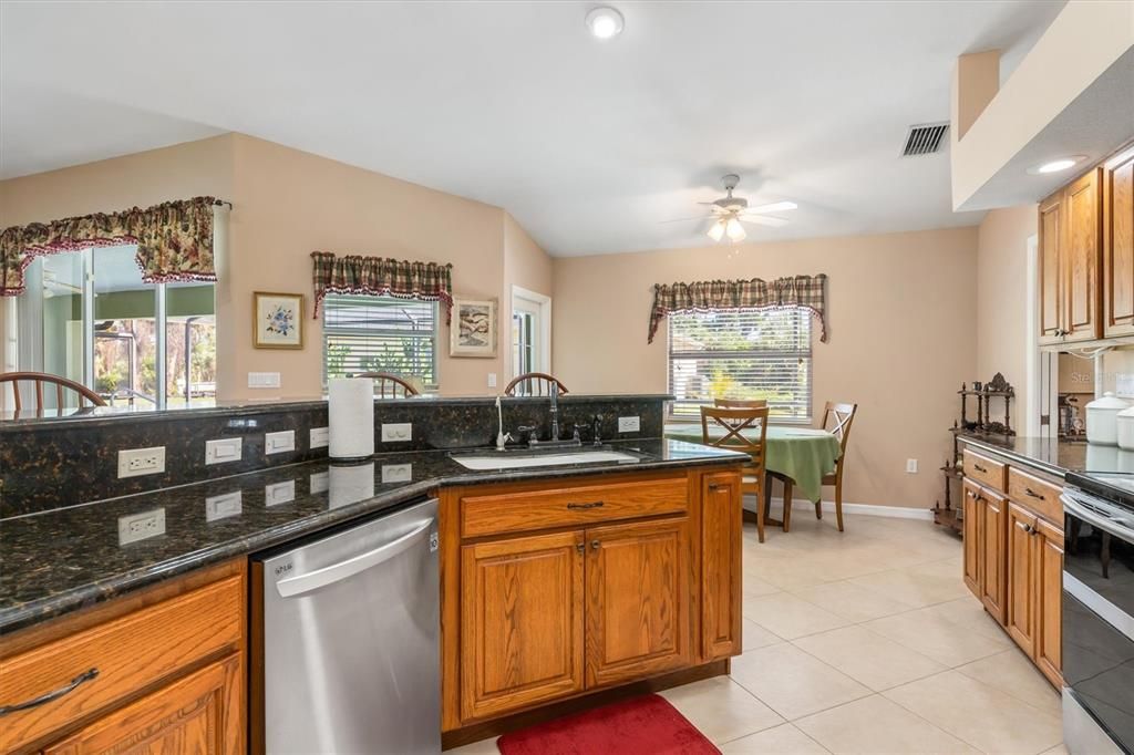 Под контрактом: $374,900 (3 спален, 2 ванн, 1596 Квадратных фут)