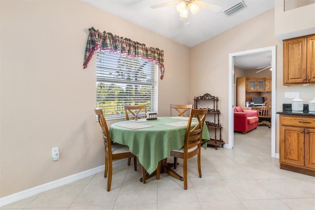 Под контрактом: $374,900 (3 спален, 2 ванн, 1596 Квадратных фут)