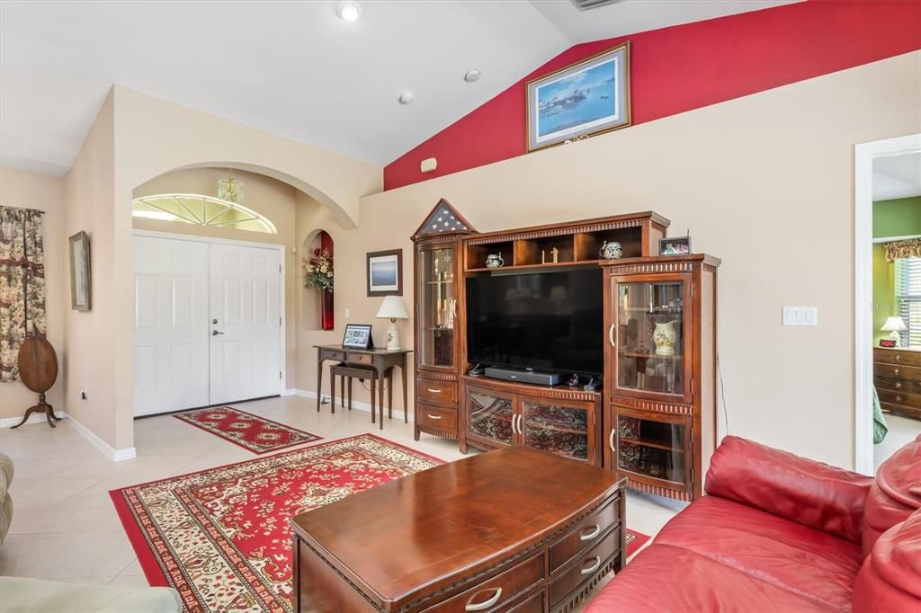 Под контрактом: $374,900 (3 спален, 2 ванн, 1596 Квадратных фут)