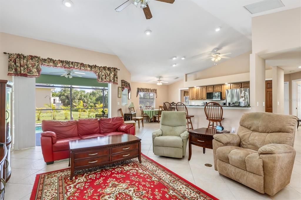 Под контрактом: $374,900 (3 спален, 2 ванн, 1596 Квадратных фут)