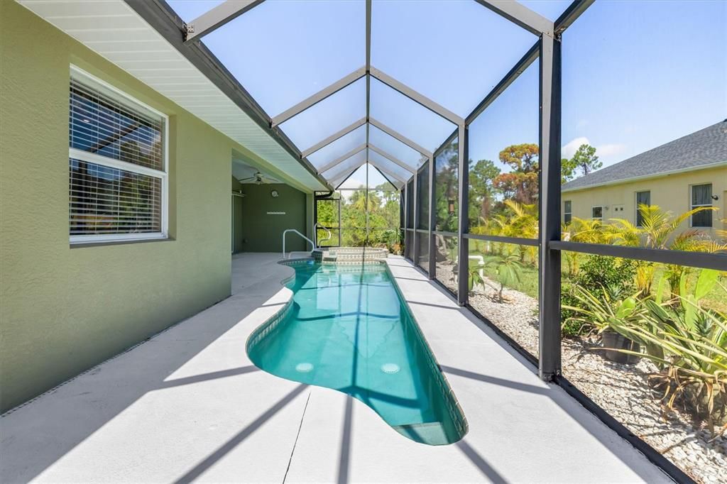 Под контрактом: $374,900 (3 спален, 2 ванн, 1596 Квадратных фут)