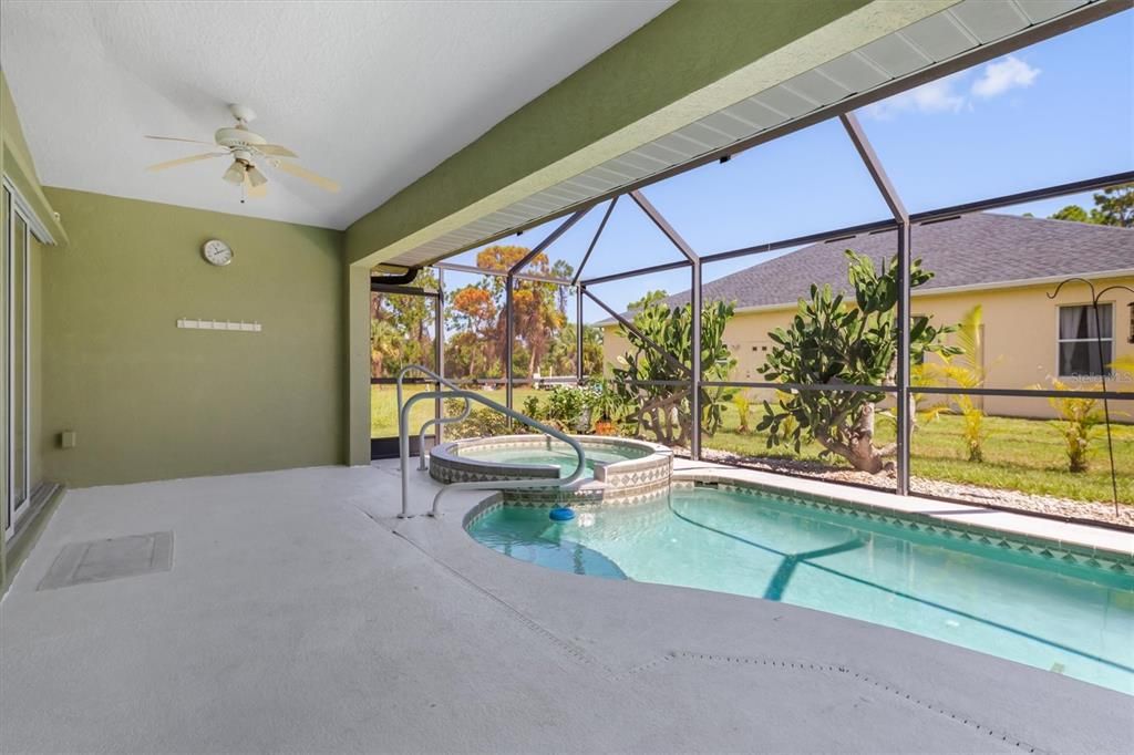 Под контрактом: $374,900 (3 спален, 2 ванн, 1596 Квадратных фут)