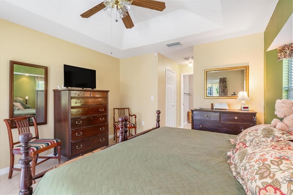 Под контрактом: $374,900 (3 спален, 2 ванн, 1596 Квадратных фут)