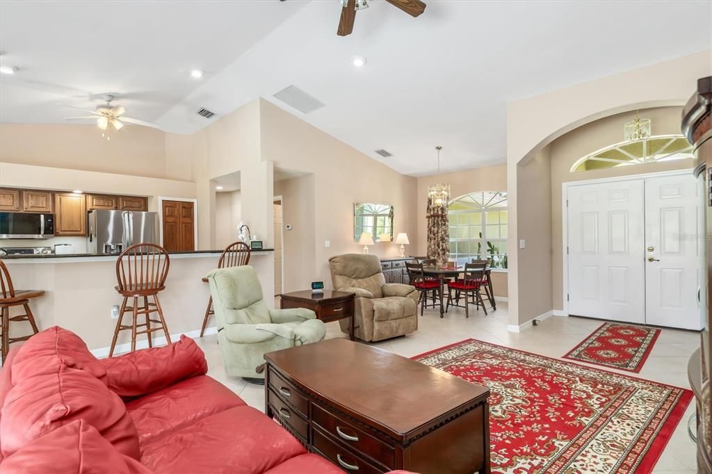 Под контрактом: $374,900 (3 спален, 2 ванн, 1596 Квадратных фут)