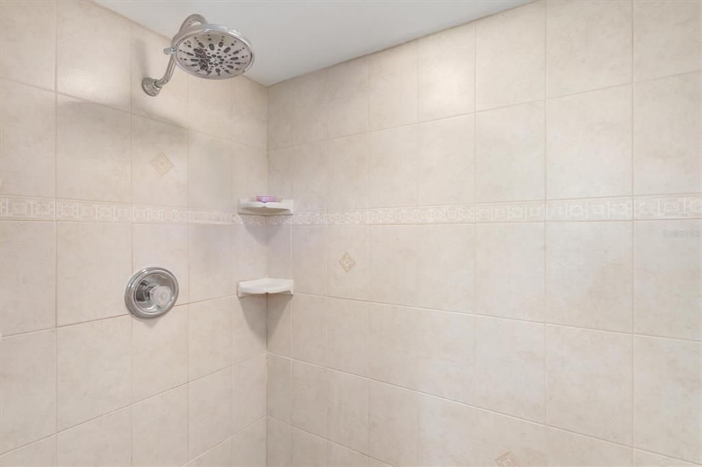 Под контрактом: $374,900 (3 спален, 2 ванн, 1596 Квадратных фут)