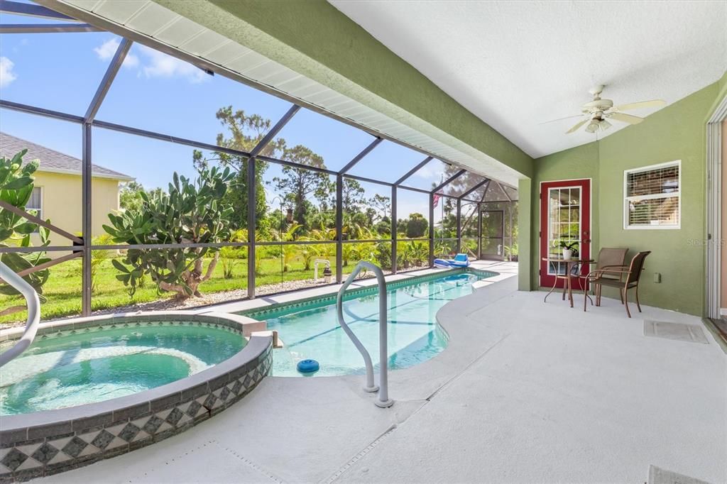 Под контрактом: $374,900 (3 спален, 2 ванн, 1596 Квадратных фут)