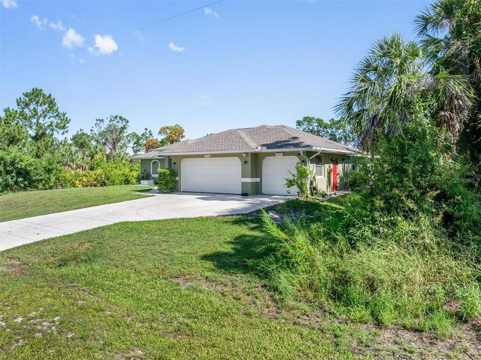 Под контрактом: $374,900 (3 спален, 2 ванн, 1596 Квадратных фут)