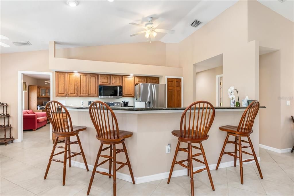 Под контрактом: $374,900 (3 спален, 2 ванн, 1596 Квадратных фут)