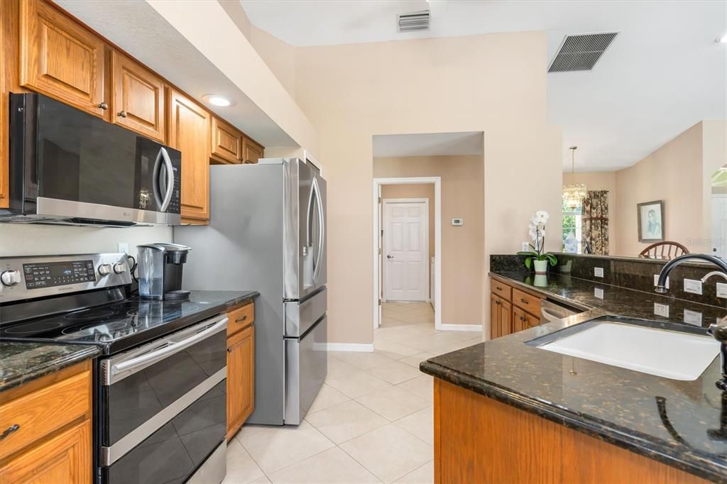 Под контрактом: $374,900 (3 спален, 2 ванн, 1596 Квадратных фут)