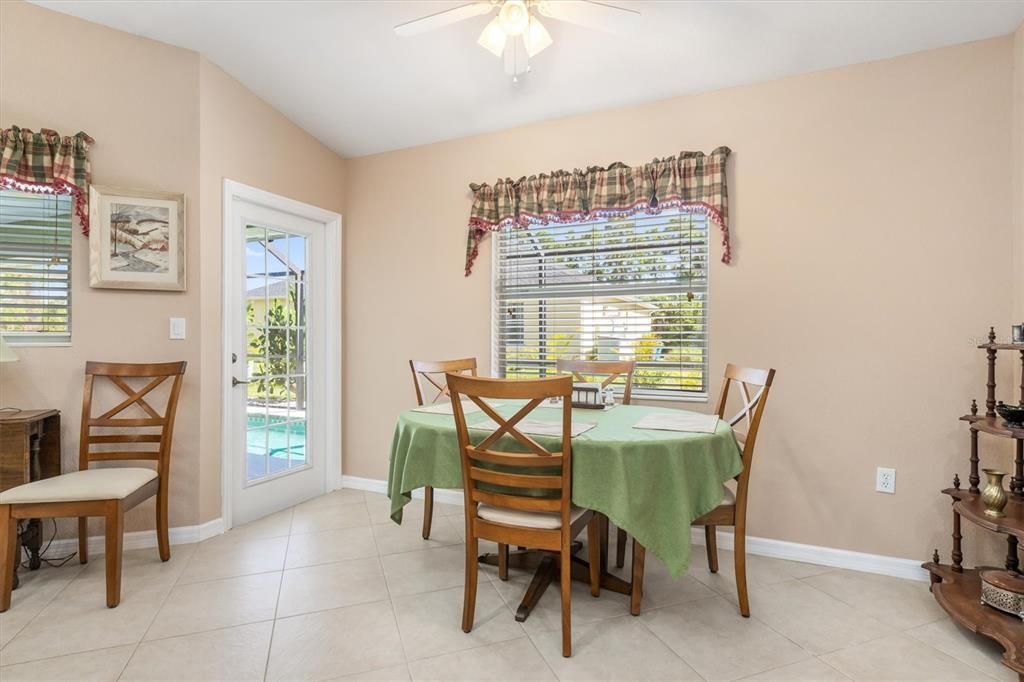 Под контрактом: $374,900 (3 спален, 2 ванн, 1596 Квадратных фут)