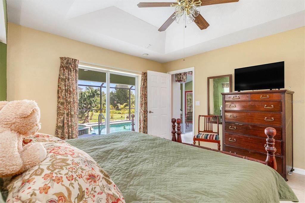 Под контрактом: $374,900 (3 спален, 2 ванн, 1596 Квадратных фут)