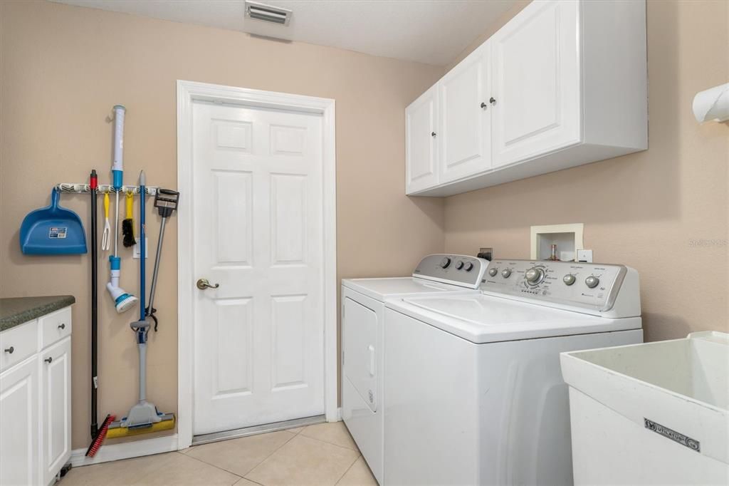 Под контрактом: $374,900 (3 спален, 2 ванн, 1596 Квадратных фут)