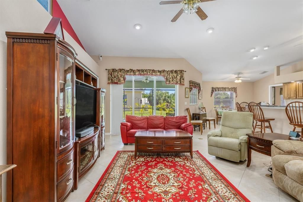 Под контрактом: $374,900 (3 спален, 2 ванн, 1596 Квадратных фут)