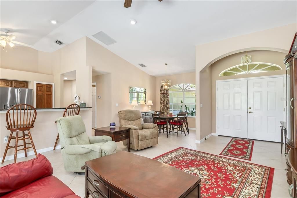 Под контрактом: $374,900 (3 спален, 2 ванн, 1596 Квадратных фут)