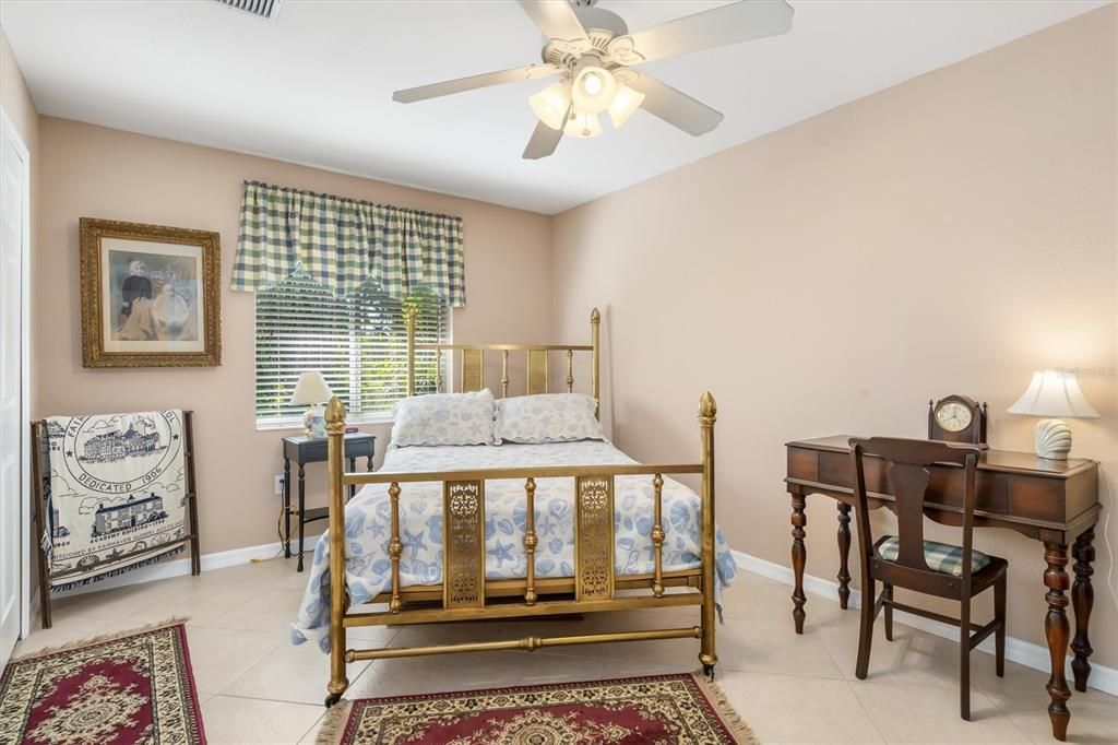 Под контрактом: $374,900 (3 спален, 2 ванн, 1596 Квадратных фут)