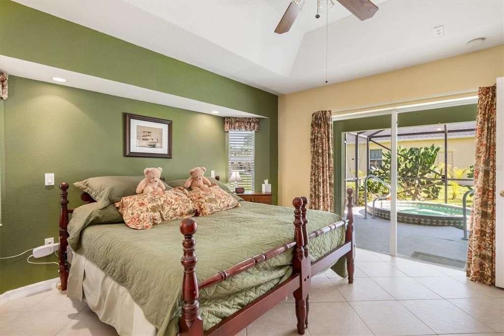 Под контрактом: $374,900 (3 спален, 2 ванн, 1596 Квадратных фут)