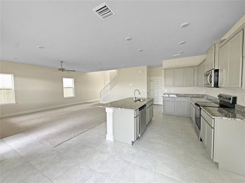 待售: $410,000 (4 贝兹, 2 浴室, 2202 平方英尺)