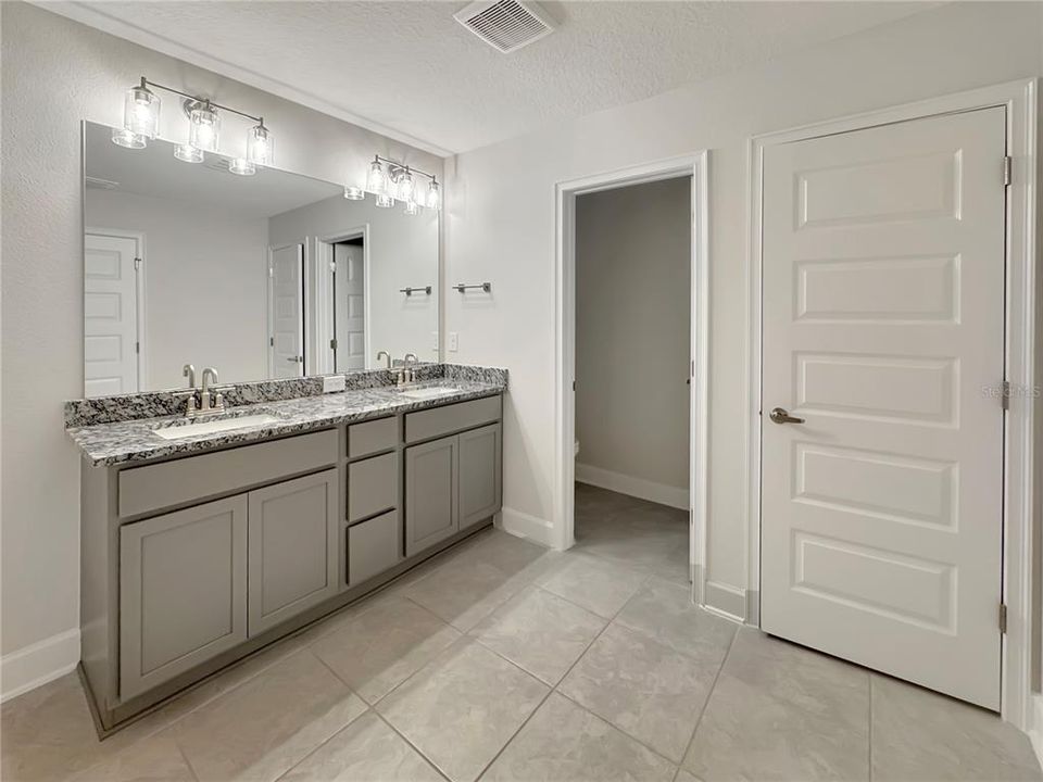 待售: $410,000 (4 贝兹, 2 浴室, 2202 平方英尺)